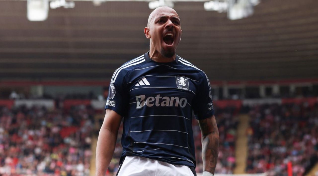 Donyell Malen pemain Aston Villa