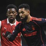 Douglas Luiz menggiring bola di laga Braga vs Nottingham Forest di Liga Europa