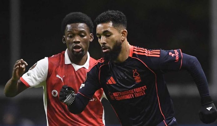 Douglas Luiz menggiring bola di laga Braga vs Nottingham Forest di Liga Europa