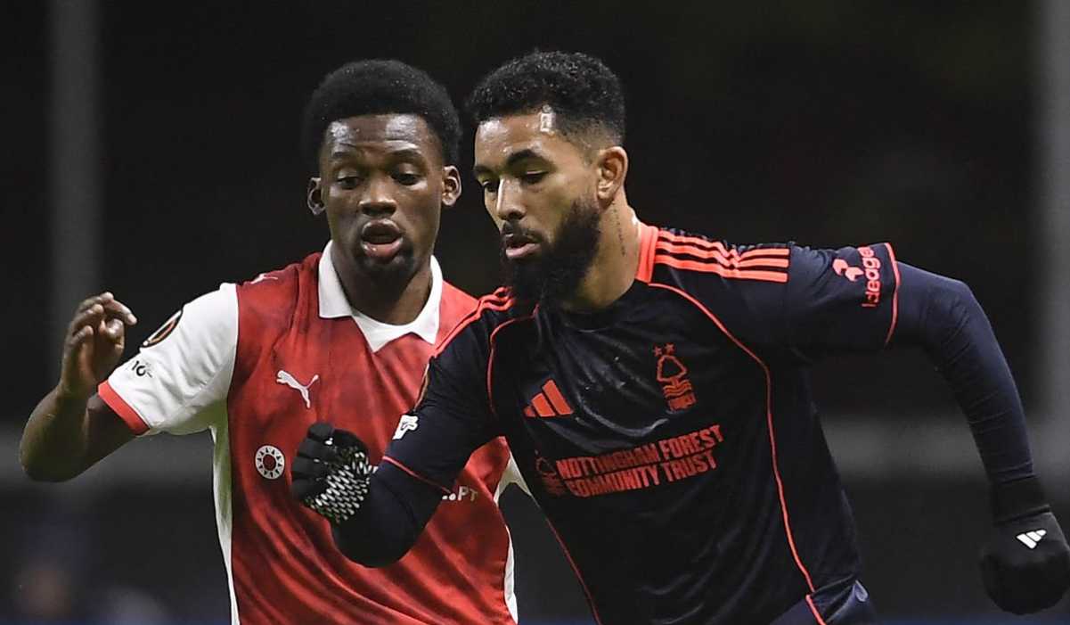 Douglas Luiz menggiring bola di laga Braga vs Nottingham Forest di Liga Europa