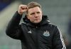 Eddie Howe mengepalkan tangan usai laga Newcastle vs PSV di Liga Champions