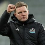 Eddie Howe mengepalkan tangan usai laga Newcastle vs PSV di Liga Champions