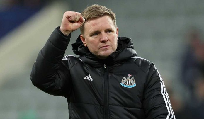 Eddie Howe mengepalkan tangan usai laga Newcastle vs PSV di Liga Champions