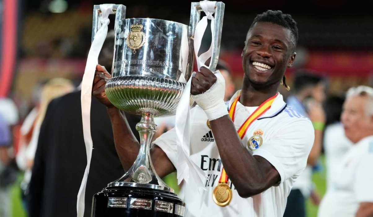 Eduardo Camavinga mengangkat trofi La Liga