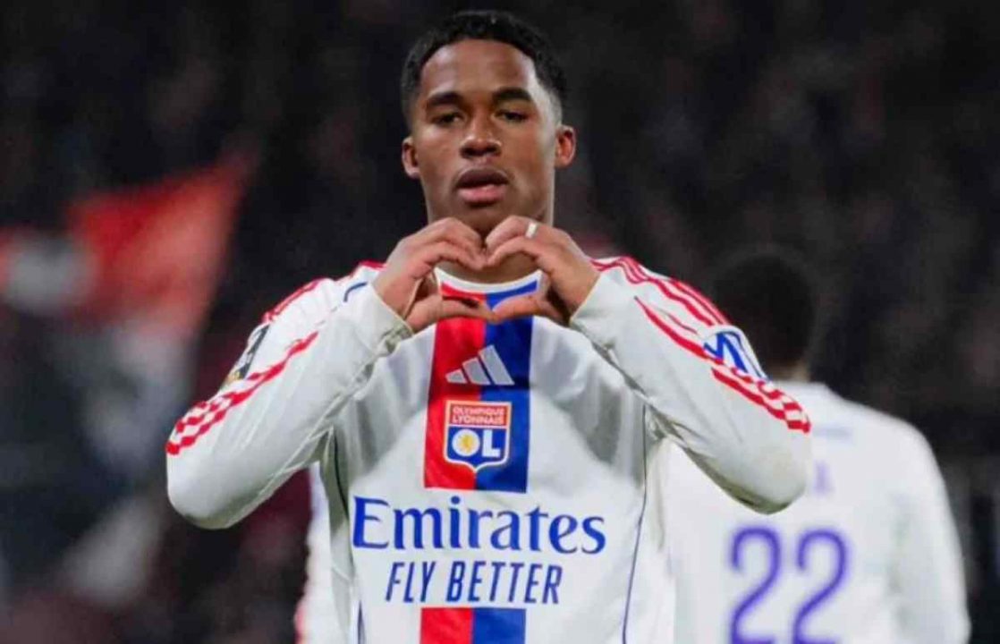 Endrick usai mencetak gol untuk Lyon di kandang Mtz