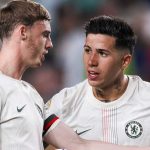 Kabar Baik Bagi Real Madrid, The Blues Siap Jual Gelandang Lengkap Ini Enzo Fernandez berbicara dengan Cole Palmer di laga Chelsea vs Palmeiras di Piala Dunia Antar Klub
