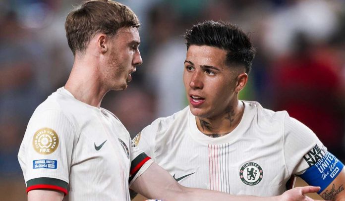 Enzo Fernandez berbicara dengan Cole Palmer di laga Chelsea vs Palmeiras di Piala Dunia Antar Klub