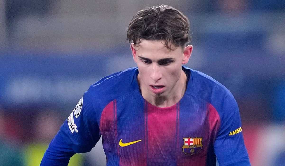 Fermin Lopez menggiring bola di laga Slavia Praha v Barcelona di Champions League