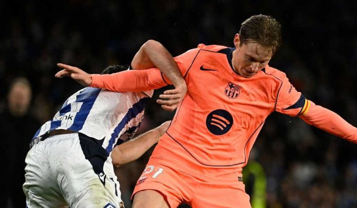 Frenkie de Jong berebut bola dengan Goncalo Guedes di laga Real Sociedad vs Barcelona di La Liga Frenkie de Jong berebut bola dengan Goncalo Guedes di laga Real Sociedad vs Barcelona di La Liga