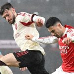 Gabriel Martinelli berebut bola dengan Conor Bradley