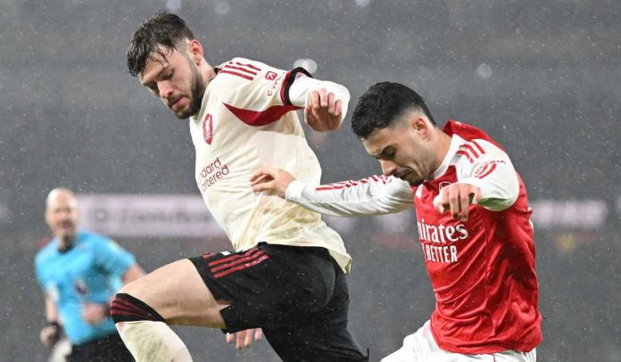 Gabriel Martinelli berebut bola dengan Conor Bradley Gabriel Martinelli berebut bola dengan Conor Bradley