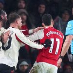 Gabriel Martinelli didorong Dominik Szoboszlai dan Alexis Mac Allister