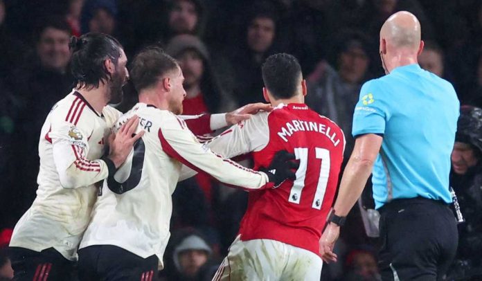 Gabriel Martinelli didorong Dominik Szoboszlai dan Alexis Mac Allister Gabriel Martinelli didorong Dominik Szoboszlai dan Alexis Mac Allister