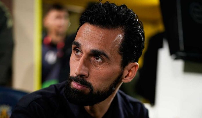 Gestur Alvaro Arbeloa di laga Villarreal v Real Madrid di La Liga Gestur Alvaro Arbeloa di laga Villarreal v Real Madrid di La Liga