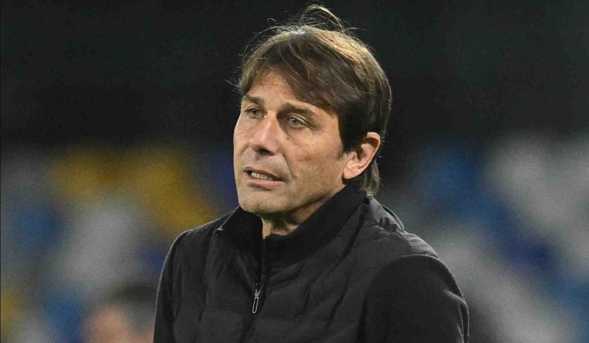 Gestur Antonio Conte di laga Napoli vs Chelsea di Liga Champions