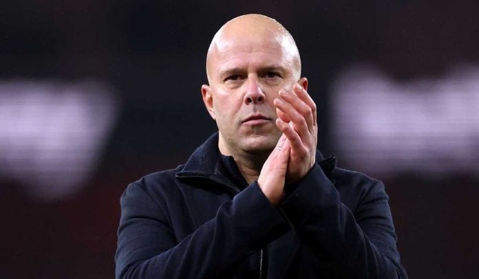 Gestur Arne Slot usai laga Arsenal vs Liverpool Gestur Arne Slot usai laga Arsenal vs Liverpool