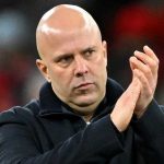 Gestur Arne Slot usai laga Liverpool vs Barnsley