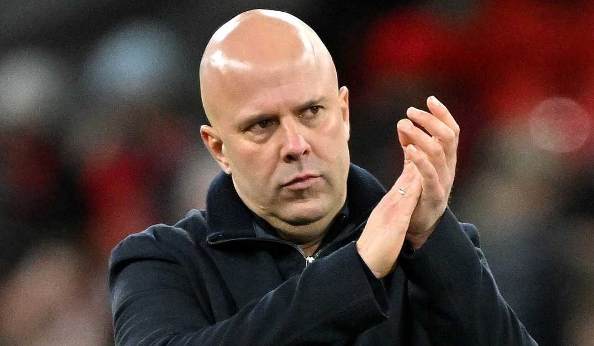 Gestur Arne Slot usai laga Liverpool vs Barnsley Gestur Arne Slot usai laga Liverpool vs Barnsley