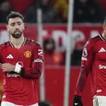 Insiden Bruno Fernandes dan Komentar Lawan Soroti Masalah Taktik di Manchester United Gestur Bruno Fernandes dan Casemiro di laga Manchester United kontra West Ham