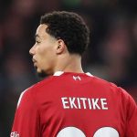 Arne Slot Ungkap Kondisi Cedera Hugo Ekitike Jelang Laga Berat Kontra Arsenal Hugo Ekitike tampak dari belakang di laga Liverpool vs Leeds