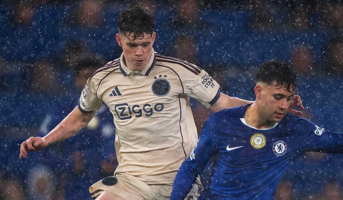 James McConnell mengawal Facundo Bouanonatte