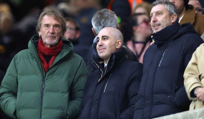 Jim Racliffe berada di tribun Old Trafford bersama jajaran manajemen Manchester United