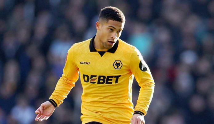 Joao Gomes menendang bola di laga Wolverhampton Wanderers vs Shrewsbury Town di Piala FA