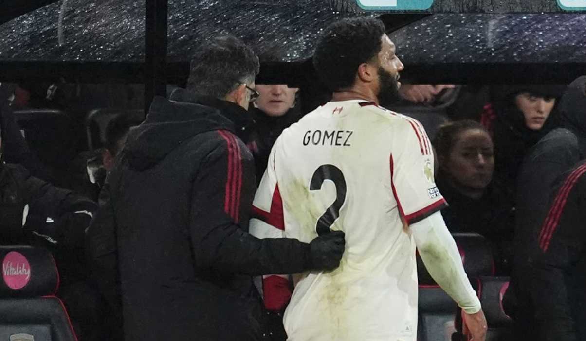 Joe Gomez meninggalkan lapangan karena cedera di laga Bournemouth v Liverpool di Premier League