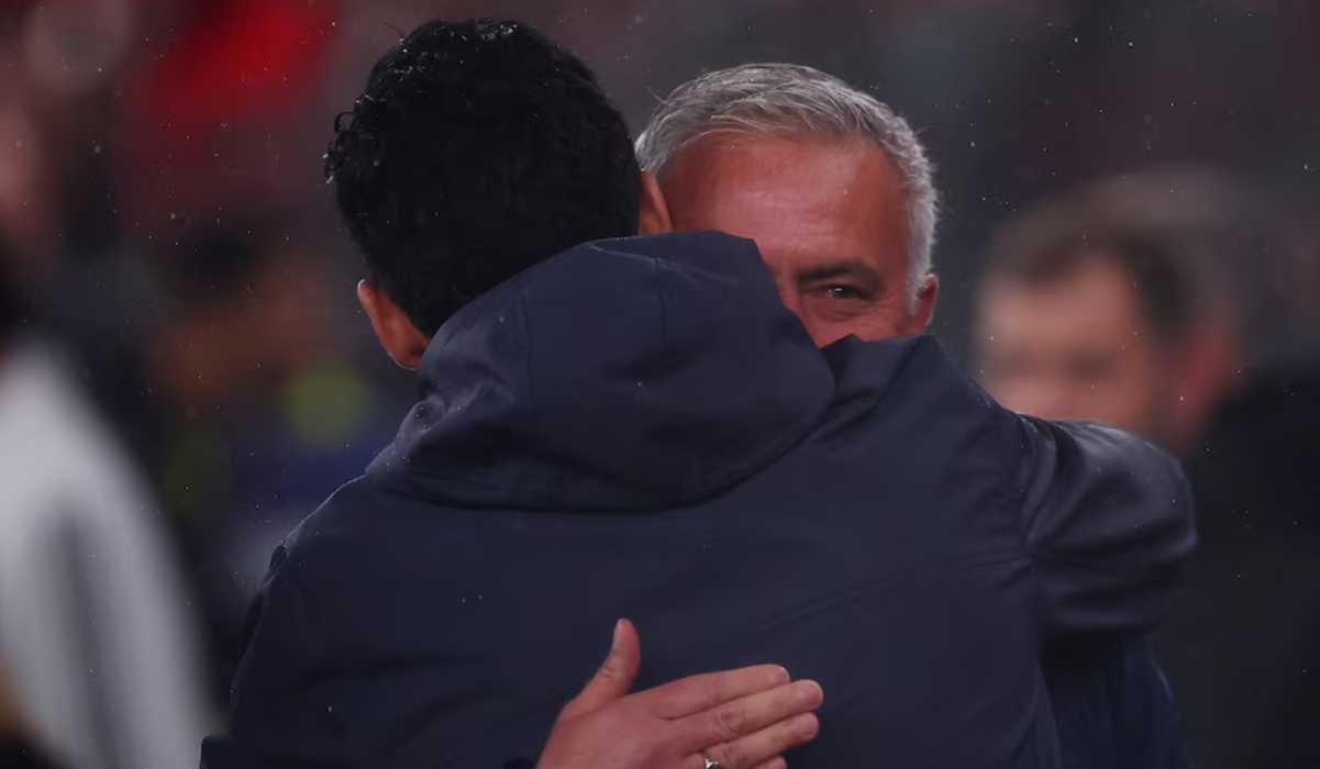 Jose Mourinho memeluk Alvaro Arbeloa usai laga Benfica vs Real Madrid di Liga Champions