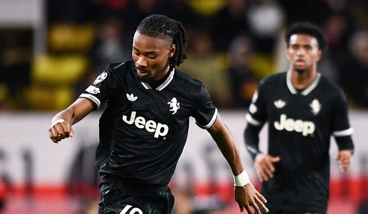 Khepren Thuram menggiring bola di laga Monaco vs Juventus di Liga Champions