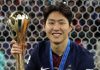 Lee Kang-in memegang trofi FIFA Intercontinental Cup 2025