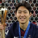 Tottenham Ditolak Les Parisiens, Target Sayap Asia Masih Masuk Rencana Jangka Panjang Lee Kang-in memegang trofi FIFA Intercontinental Cup 2025