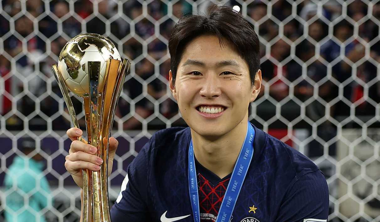 Lee Kang-in memegang trofi FIFA Intercontinental Cup 2025