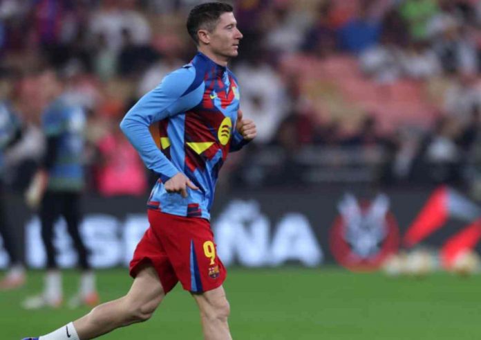 Lewandowski dalam sebuah sesi pemanasan di Barcelona Lewandowski dalam sebuah sesi pemanasan di Barcelona