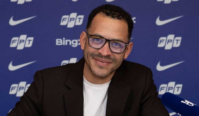 Liam Rosenior saat diresmikan jadi pelatih Chelsea Liam Rosenior saat diresmikan jadi pelatih Chelsea