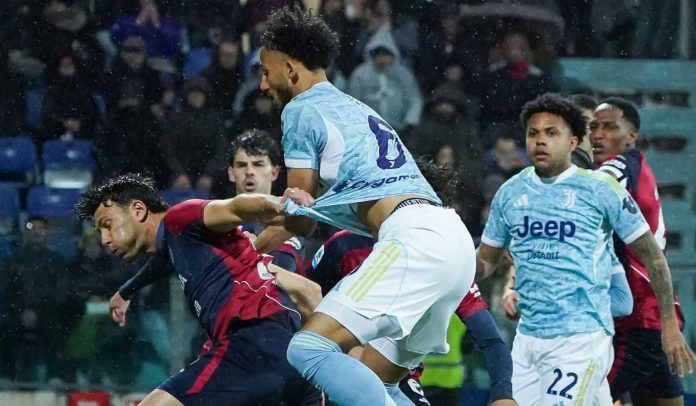 Lloyd Kelly berusaha merebut bola di laga Cagliari Calcio vs Juventus di Serie A Lloyd Kelly berusaha merebut bola di laga Cagliari Calcio vs Juventus di Serie A