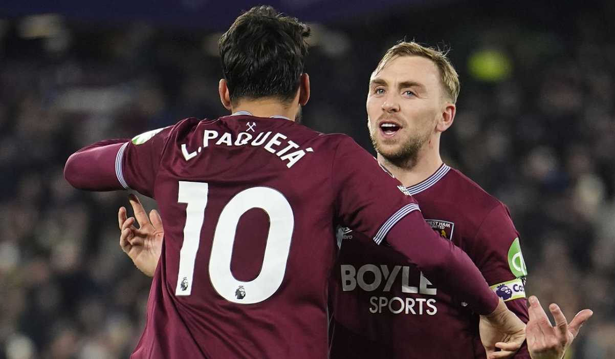 Lucas Paqueta dan Jarrod Bowen merayakan gol ke gawang Brighton