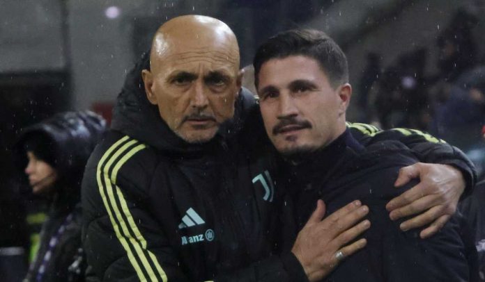 Luciano Spalletti memeluk Fabio Pisacane usai laga Cagliari vs Juventus di Serie A