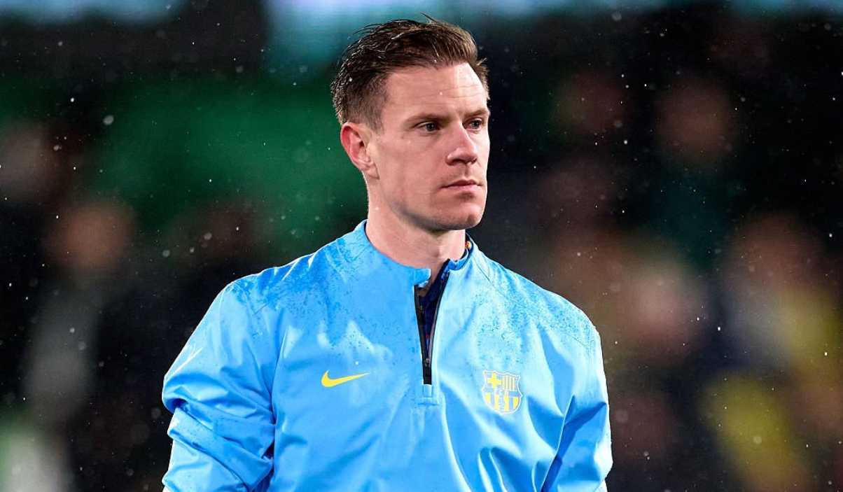 Marc-Andre ter Stegen melakukan pemanasan di laga Racing Santander vs Barcelona di Copa del Rey Marc-Andre ter Stegen melakukan pemanasan di laga Racing Santander vs Barcelona di Copa del Rey