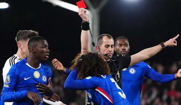 Marc Cucurella mendapatkan kartu merah usai melanggar Harry Wilson Marc Cucurella mendapatkan kartu merah usai melanggar Harry Wilson