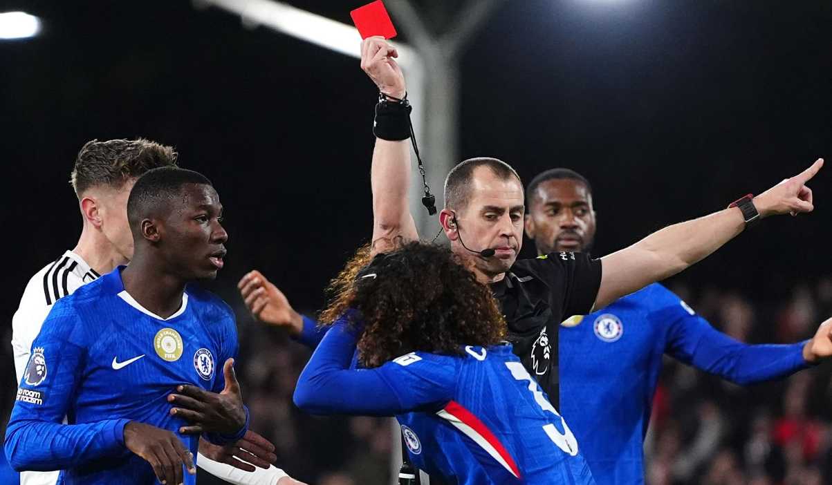 Marc Cucurella mendapatkan kartu merah usai melanggar Harry Wilson Marc Cucurella mendapatkan kartu merah usai melanggar Harry Wilson