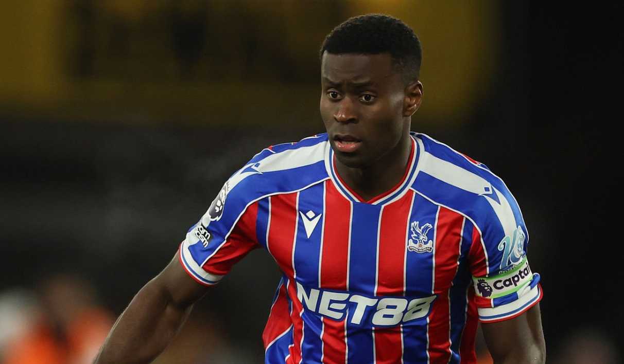 Marc Guehi menggiring bola di laga Crystal Palace vs Aston Villa di Premier League Marc Guehi menggiring bola di laga Crystal Palace vs Aston Villa di Premier League