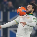 Mario Hermoso mengontrol bola dengan dada