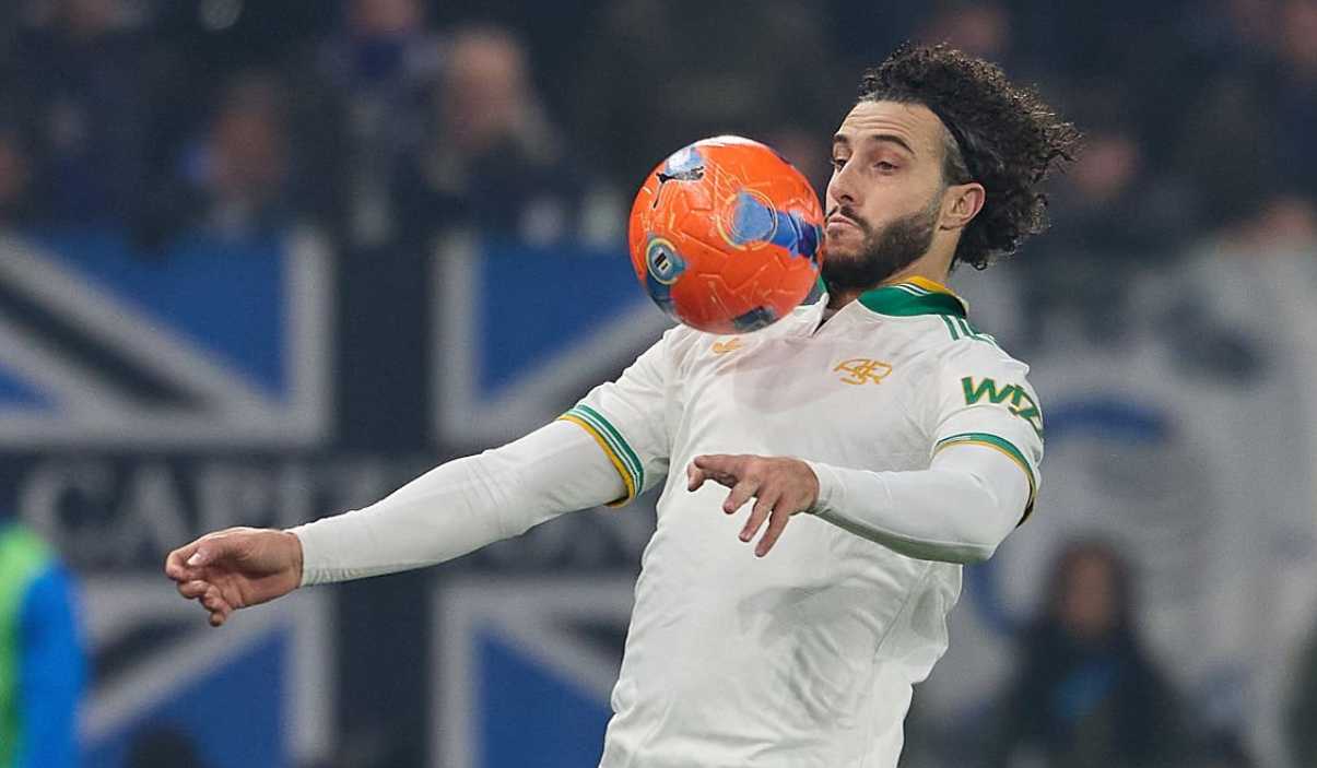 Mario Hermoso mengontrol bola dengan dada