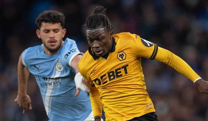 Mateus Mane menggiring bola di laga Manchester City v Wolverhampton Wanderers di Premier League