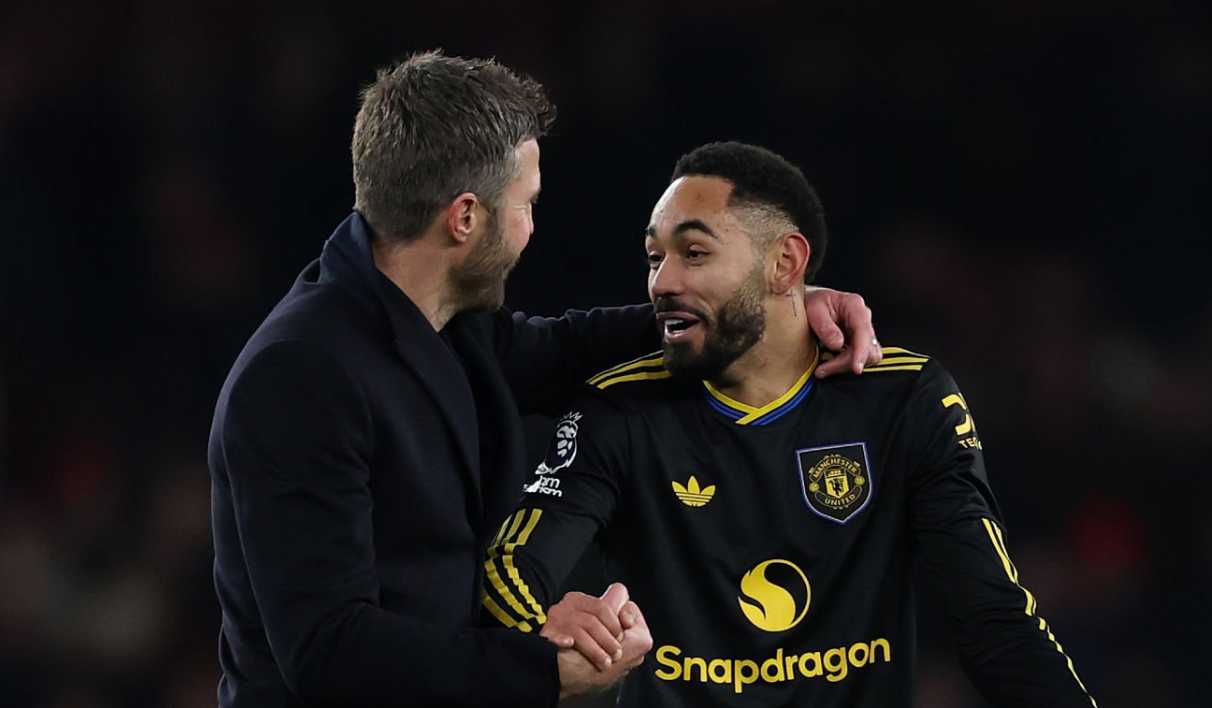 Michael Carrick berbicara dengan Matheus Cunha di laga Arsenal vs Manchester United di Premier League