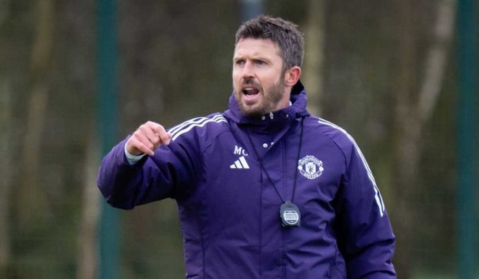 Michael Carrick memimpin sesi latihan tim Manchester United