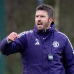 Carrick Hadapi Ujian Guardiola, Laga Derbi Jadi Tolok Ukur Masa Depan Manajerial Michael Carrick saat memimpin sesi latihan tim Manchester United