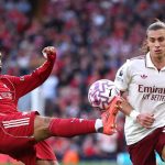 Jelang Duel Arsenal vs The Reds, Tujuh Pemain Dipastikan Absen, Satu Masih Diragukan Mohamed Salah berebut bola dengan Ricardo Calafiori