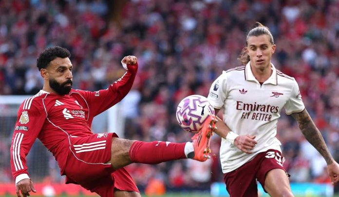 Mohamed Salah berebut bola dengan Ricardo Calafiori